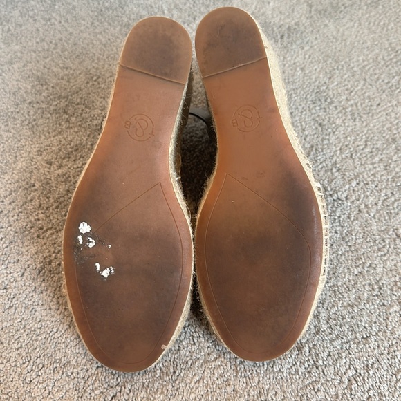 CLOSET CLEAN OUT ⭐️ TREASURE & BOND Grey/tan leather strapped wedges - Picture 3 of 3